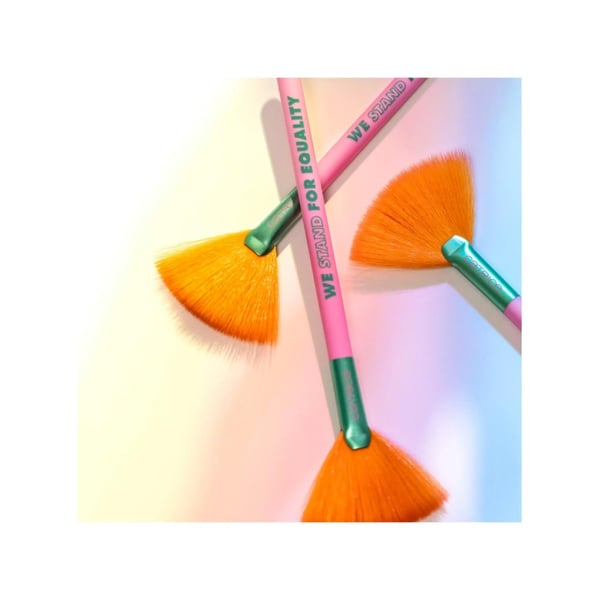 Catrice WHO I AM Highlighter Brush C01